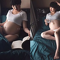 老公在家给拍的孕妇照 不喜欢影楼的千篇一律 自己准备了黑白短T 画了淡妆 在家拍轻松又自在