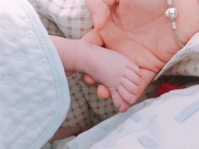 然后去了产房，因为是晚上，值班医生很少，接生的医生就一个，生产时可以一个家属陪护，我想让我老公陪我，医生说爱人出去，所以就是我婆婆陪我生产，上了产床，医生让我先试着深吸一口气长用力，然后她就忙别的，因为就她一个人，所以要准备好多东西，我就自己在那用力，她过一会看了看，说很好，争取几次出来，她就去忙别的了。

我就抓着婆婆的手，一直按照她说的用力，生产时不怎么痛，甚至不痛，就是孩子头撑的下边的感觉无法形容，最后一波用力，感觉用力用的眼前发黑，因为感觉快出来了，不敢放松，连着三次深呼吸，头出来了，医生一拽身子就出来了，紧接着羊水哗哗的流淌，太爽了，一下就不疼了，轻微撕裂，缝二针，用时四十分钟，婆婆抓着我的手，说咱孩子不要多，太受罪了

宝宝上称，7.2斤，之前估算的六斤半，不准，双顶径9.5，我儿子特别省力，在产房观察两个小时，自己睁眼玩了两个小时，不哭不闹
最后祝大家超快顺产