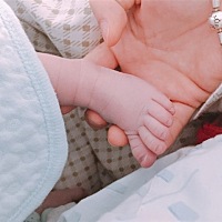 6号早上六点见红，然后跟我婆婆说见红了，我们就准备东西，我就给我老公打电话让我老公回家，我老公...