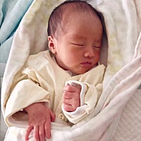 34周逛商场上厕所突然发现见红，回家后突然破水，裙子湿了一大块，到医院检查后确定是羊水破了，医...