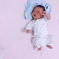 跟他爹小时候一样样的