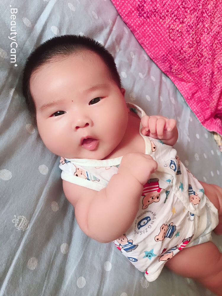 还有一周我家妹妹就2个月啦，不知道是不是所有麻麻都觉得自己女儿长的漂亮，明明是个单眼皮，我也觉得好看。。。真真是情人眼里出西施。。。
晒给陌生的你看看吧，不好看一定要告诉我，让我这个沉浸在母爱中的麻麻清醒一点吧。。。