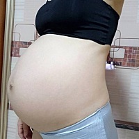 我也暴一下孕肚照，谁会看肚型猜男女的，纯属娱乐，让自己开心一下，男女都无所谓。