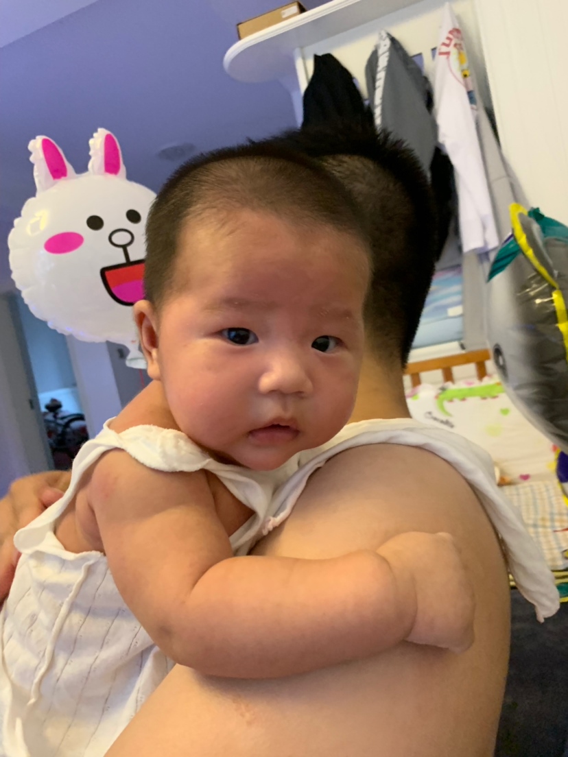 前两天，孩子爸爸给孩子拍嗝呢