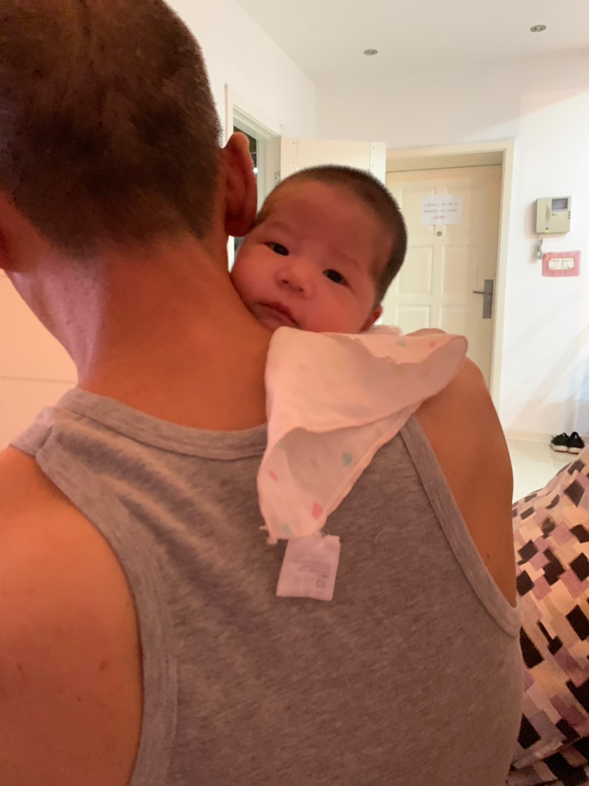 出月子回娘家，我爸爸给拍嗝呢