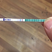 从去年10月备孕到现在，上个月13号来的姨妈，现在就担心会再来，刚刚就试了一下，这是什么意思