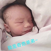 38周剖宫产龙凤胎来报喜。 38周医院产检被扣了下来。当天下午就剖宫产手术。姐姐3点20出来5斤4两，...