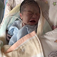 报喜咯，前两天见红到今天7.11凌晨1点多顺产小男孩一名 宝宝像爸爸～爸爸全程陪产鼓励，宝宝出来那...
