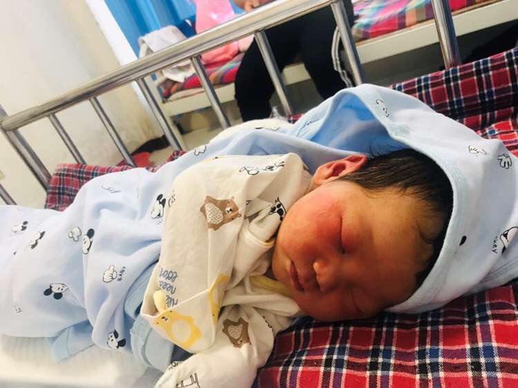 六月初四凌晨1.23，卸货乔治爸爸妈妈为你取名_刘沐霖。产程简直酸爽，感觉比头胎疼，没打无痛，有撕裂……一儿一女凑成一个好了～～