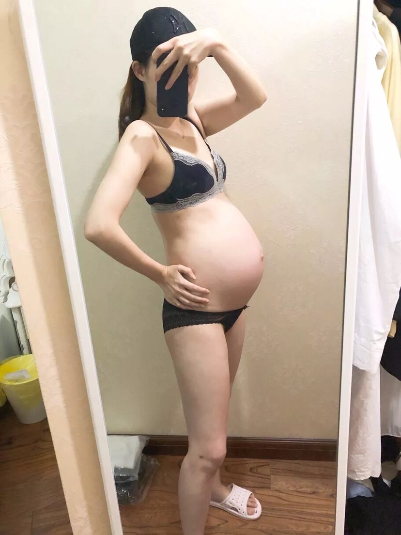 一直被大家说不显怀不显怀，现在肚子好大啦，感觉要被撑破了￼￼￼待产包啥一样没买，这两天奇葩的乳头会有白色的水￼是说明以后奶水会充足嘛？哈哈！从孕妇到现在无忌口，家里没人，自己上班，大部分时间吃的外卖，龙虾冰淇淋零食一样没落下，其实贪嘴后心里还是会愧疚￼看其他宝贝都那么细心呵护宝贝。目前已经长胖了20斤，感觉走路左右摇摆了，只求健健康康