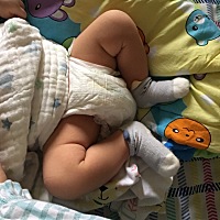 宝宝34天了，到现在睡觉还是不把腿伸直，一直这样，这以后会成O型腿吗？