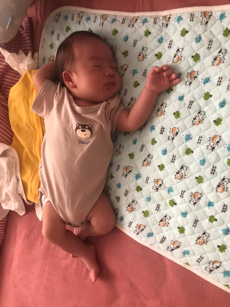 这是喂奶的时候下面垫了一个干净的隔垫（一般喂奶我都是开着空调喂，因为我俩都怕热😭😭😭）其他时候都什么都不垫也不盖被子！