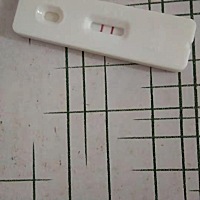 有没有一样天生纵横子宫的孕妈？ 末次月经5.27，7月2日凌晨 突然心血来潮测了一下，五分钟不到瞬间秒红...