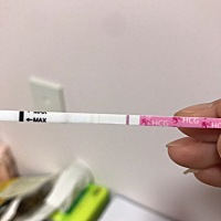 6月18号末次例假，7月1号安排功课，今天下午测了一个，白板，但想扔的时候貌似有水印，仔细看又貌似没有...