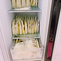 严重大小胸了，左边几乎没奶了，右边的奶不仅宝宝吃不过来，还存了一冰箱😒😒😒