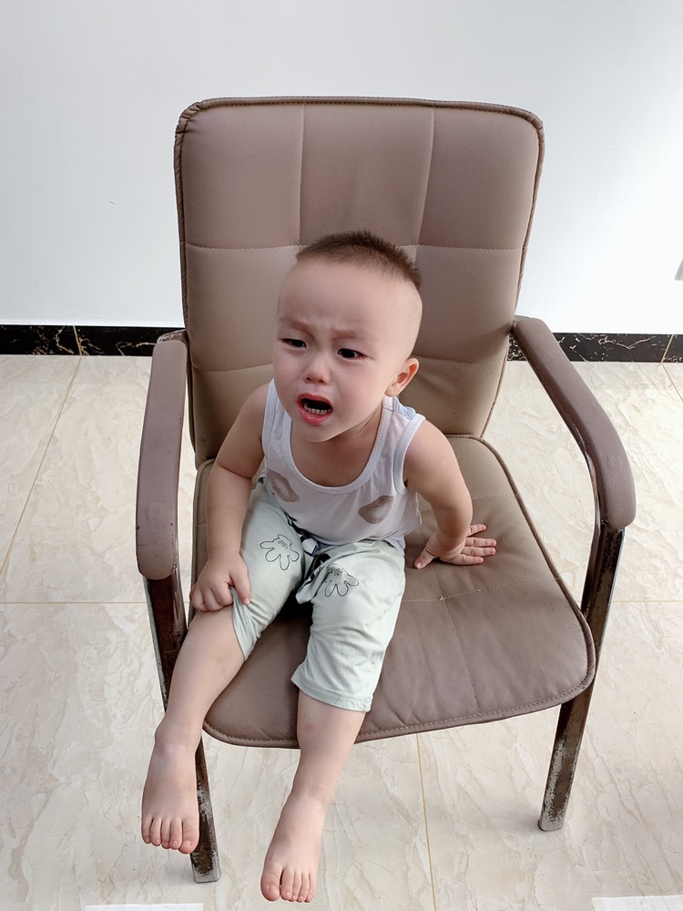 是不是男孩更粘妈妈一些，每天都是要抱抱，w