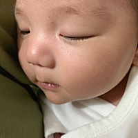 喝完奶，抱着睡，放下三次都醒来，我好困啊💤