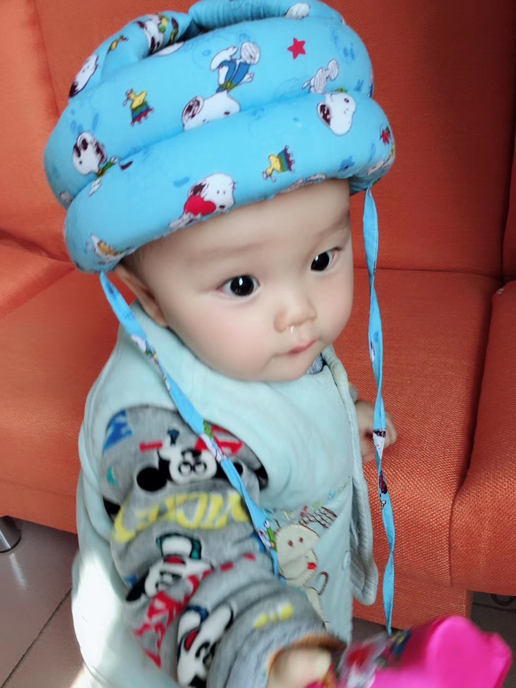 开始学走路啦，怕他摔到头给买了个护头的帽子