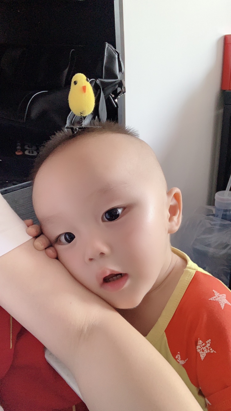2岁4个月，天天粘妈妈的小情人