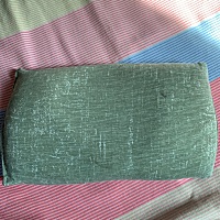 宝宝奶奶给做的枕头，我都无力吐槽，不知道哪里找的一块破布，还是这个颜色，还有一个洞漏米出来。...