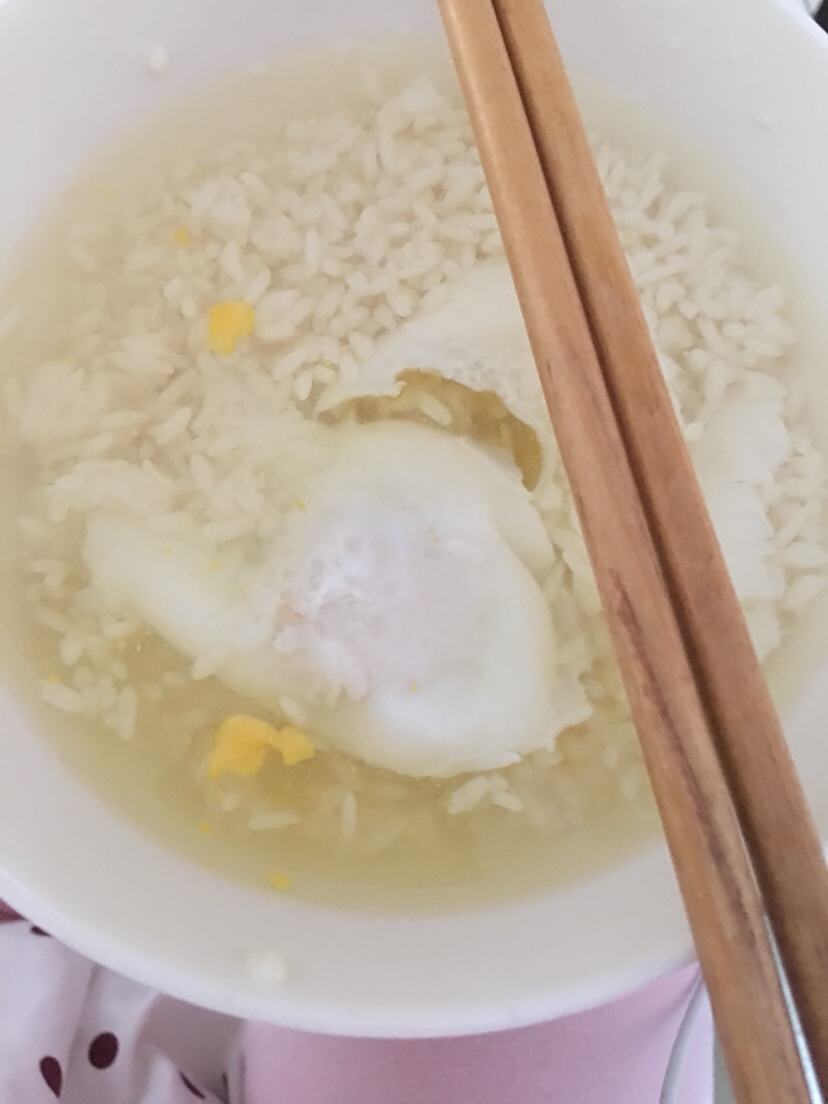已经连续吃了五天的甜酒鸡蛋了，看到就反胃，早上起来吃一次下午吃一次😭堵奶也得吃