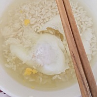 已经连续吃了五天的甜酒鸡蛋了，看到就反胃，早上起来吃一次下午吃一次😭堵奶也得吃