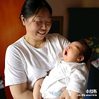 月嫂教我如何调整宝宝夜哭不睡习惯 我的宝宝昨天刚满一个月，出生时宝宝不会分白天黑夜，所以有时会黑白...