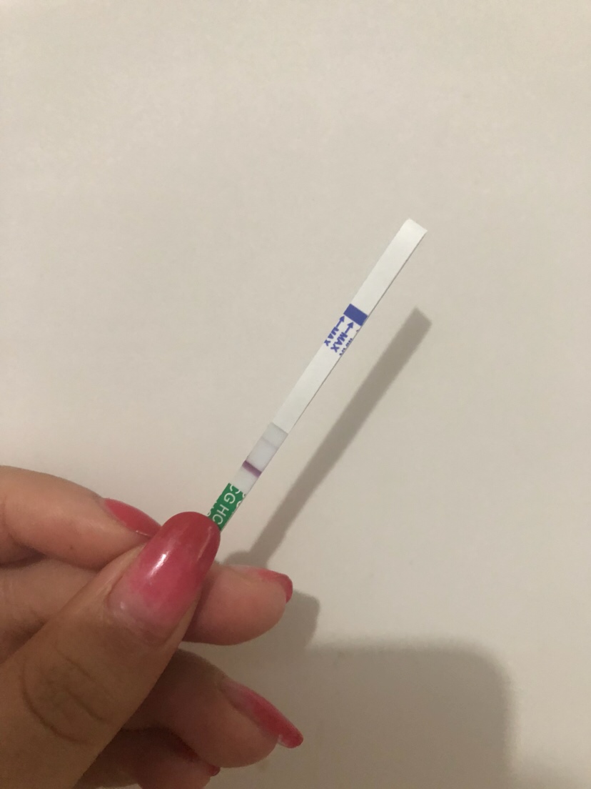 备了半年的孕了，中间还因为老想着情绪低落还推迟了月经，每次到了快来姨妈的时候就天天测，现在放弃了养了条狗狗不想写怀孕了事情了没想到今天早上测下一条杠就放在那里没管了，刚拿起来一看才发现有两条杠了好像！