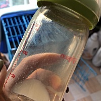 请问宝妈们、你们给宝宝喝惠氏启赋奶粉有没有挂壁像细沙一样的东西、怎么摇都溶解不了、问售货员她也说...