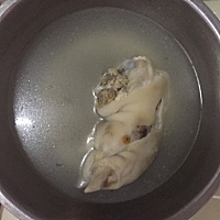 月子吃的饭我感觉比孕吐更难受😣 猪蹄汤，排骨汤，鱼汤，真的就什么都不能吃吗？真的就是白水煮煮...
