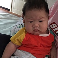 我觉得我儿子挺好带的吧，毕竟早上他七点钟左右就醒了，我不想起床，然后他自己躺在床上，咿咿呀呀...