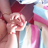 ～四个月的小糖豆，最近睡眠超级不好，晚上睡一个小时就醒，醒了抓耳朵，吭吭唧唧的，有没有宝妈给推荐...