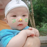 剃成小光头了，每天七点就要起床，然后就要出去溜达，这么小就爱出门😅
