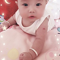 这头抬得高高的。 小人精。