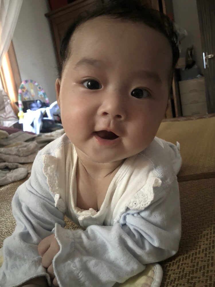 女宝宝五个多月，体重14斤身高六十几。我们出生才5.2斤。我对照了体重表，我们长得算标准吧。怎么抱出去老是被人说两三个月。还有说刚满月的。搞得我很愧疚。因为我们是吃奶粉的。因为我没什么奶。周边的人都叨叨说别人家的胖成球因为人家吃母乳。女孩子本身就比男孩子小一号。好烦哦。宝宝不像人家那么爱喝奶，喂奶的时候都要找准时机不能让她分心，乖乖吃的时候每次200左右，一天五次。不乖乖吃的时候有时候哄很久也不吃，有什么长肉的奶粉，好想她胖成🐷，我跟爸爸都是瘦瘦的人