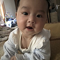 女宝宝五个多月，体重14斤身高六十几。我们出生才5.2斤。我对照了体重表，我们长得算标准吧。怎么抱...