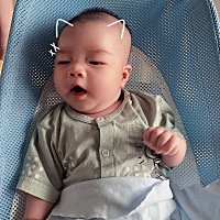 出生时5.8斤，明天两个月了现在差一点12斤，肯吃肯睡的小🐷