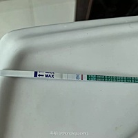 亲们帮忙看下，这个是有还是没有，今天早上晨尿测的，显示是8号左右排卵，这两天感觉分泌物有点多，上厕...
