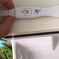 这是今早测的，显示不是很清楚，月经才过了2天没来。也不敢确定