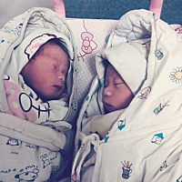 👶🏻👶🏻宝宝们刚出生哥哥4.8/弟弟4.6斤，刚出生不用两天就拉完了胎便（居然有0.6斤胎便�...