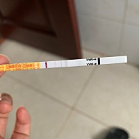 我早上测了一下早早孕试纸，这是啥情况啊，用去医院吗