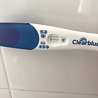 陽光下看不到印，但是在暗處還有把試紙斜一點就好像有印了。排卵試紙今天很强的陽