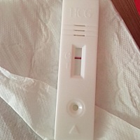 6月14号来的大姨妈，今天17号推迟了三天。平常都挺准时的，今天测了一条杠