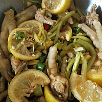 自制柠檬鸡爪，爱吃酸的可以做来吃，一个柠檬就够带劲，原滋原味的酸😁。