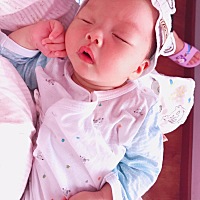 为什么我的宝宝月子里白天不睡觉，而且爱哭，要一直吃奶，而晚上睡觉四个小时不用吃奶，醒来也不哭。不...