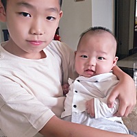 宝妈们好 有宝宝晚上十一点至凌晨一两点钟睡嘛    而且在那之间还不断吃奶   肚子胀得很