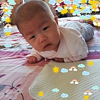 100天啦！五十天左右开始侧翻，八十五天翻身抬头都会了🤔有时候母乳不太够，这家伙不吃奶粉，饿的...