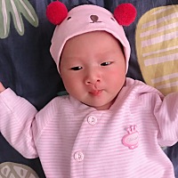 姐妹们，看看我家姑娘长得像谁多一点？