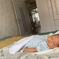 脸上起湿疹加热疹，给吹了两天空调，26度，咳嗽了，外加黄疸让喝葡萄糖水，居然感冒了，才44天的宝宝要...