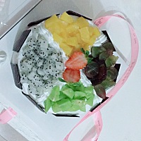 今天你爸爸专门给你买的蛋糕纪念你百天了，他也算有心了，你这一生也许就百天的蛋糕吃不着吧，今天称的...